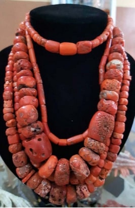 Collier de perles anciennes rouges de Saprot